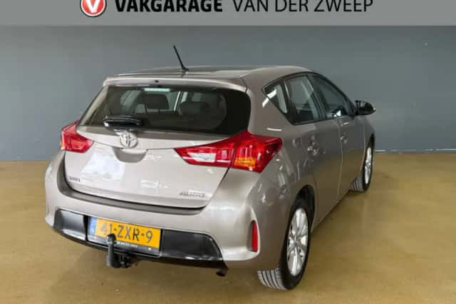 Toyota Auris (2013) thumbnail 4