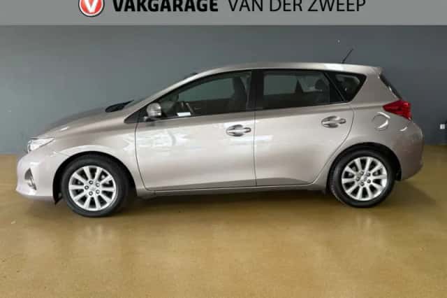 Toyota Auris (2013) thumbnail 5