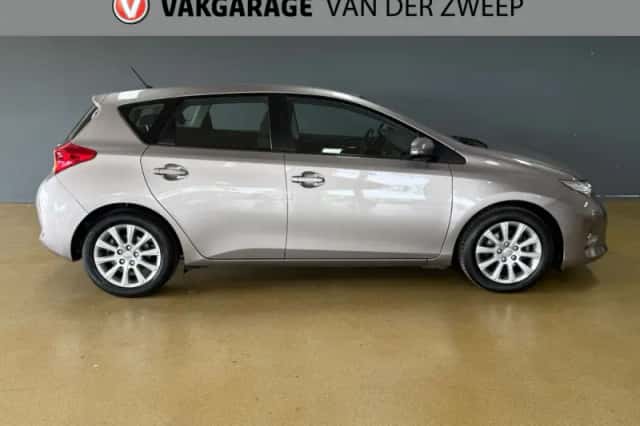 Toyota Auris (2013) thumbnail 6