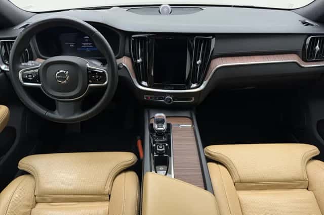Volvo V60 (2022) thumbnail 2