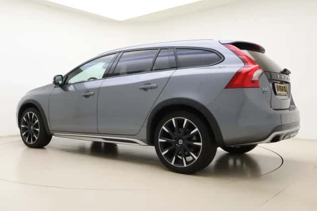 Volvo V60 (2015) thumbnail 3