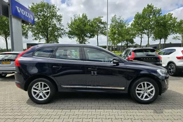Volvo XC60 (2017) thumbnail 3
