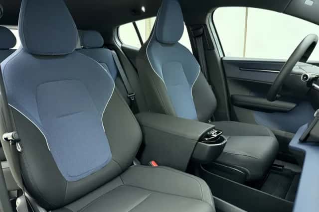 Volvo EX30 (2024) thumbnail 4