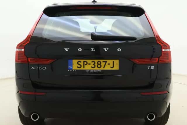 Volvo XC60 (2018) thumbnail 3