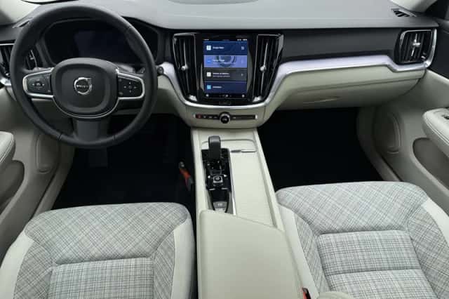 Volvo V60 (2023) thumbnail 2