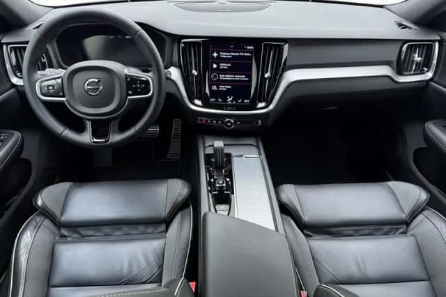 Volvo V60 (2022) thumbnail 2