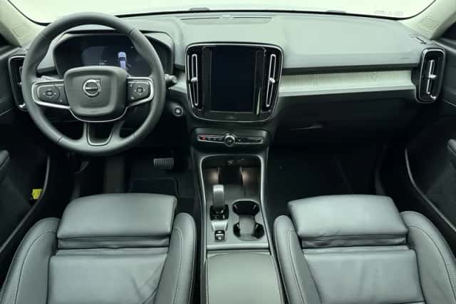 Volvo XC40 (2025) thumbnail 2