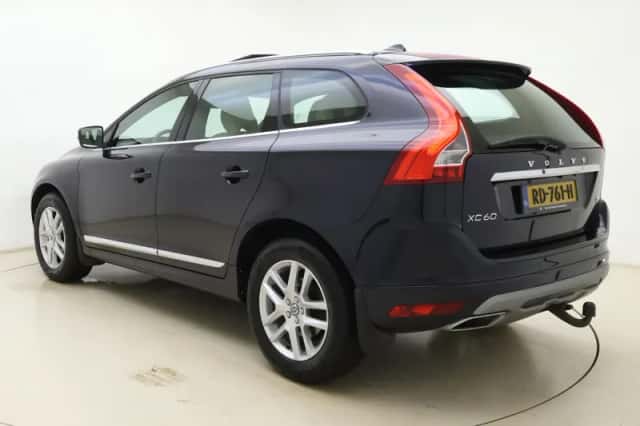 Volvo XC60 (2017) thumbnail 3