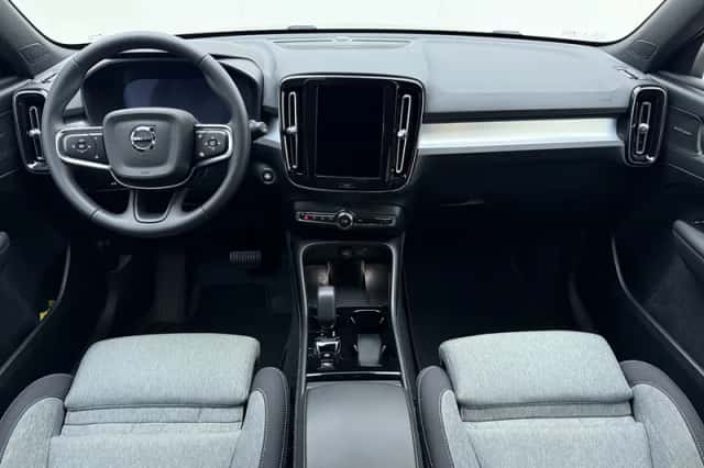 Volvo XC40 (2025) thumbnail 2