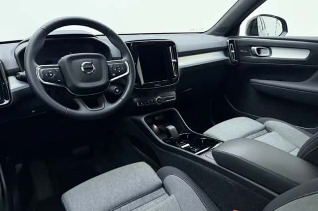 Volvo XC40 (2025) thumbnail 2
