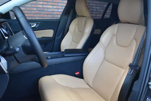 Volvo V60 (2023) thumbnail 4