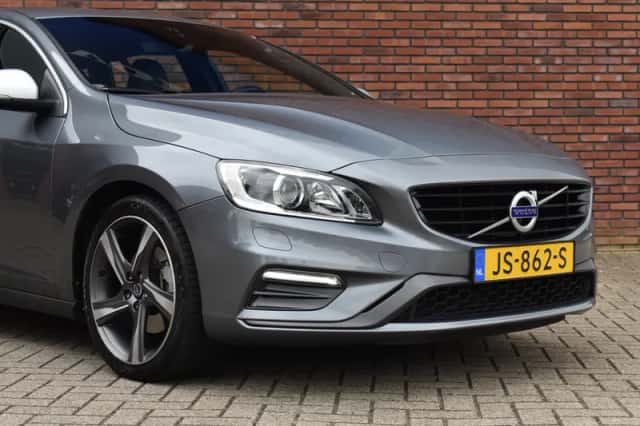 Volvo V60 (2016) thumbnail 2