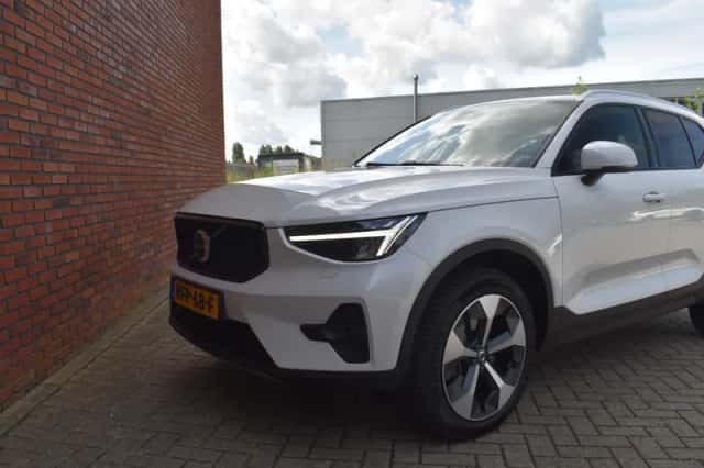Volvo XC40 (2024) thumbnail 3
