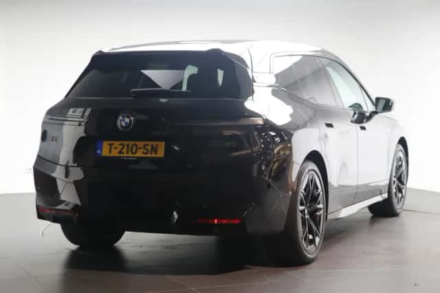 BMW iX (2023) thumbnail 3