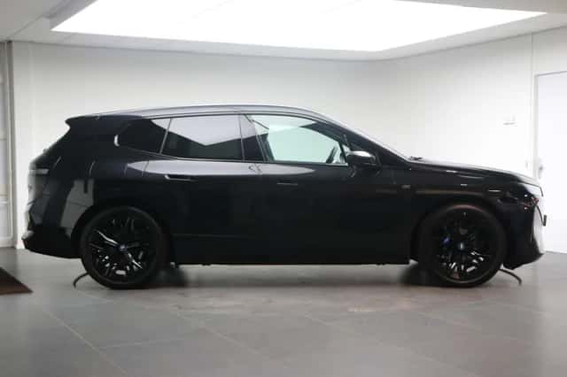 BMW iX (2023) thumbnail 5