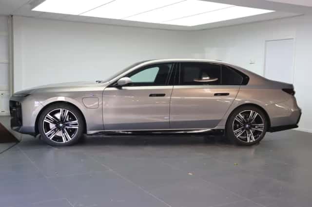 BMW 7-Serie (2023) thumbnail 2