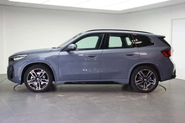 BMW iX1 (2025) thumbnail 2