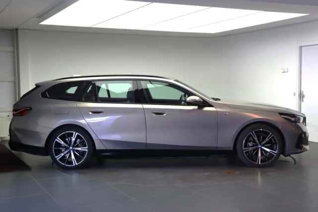 BMW i5 (2024) thumbnail 4