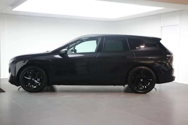 BMW iX (2023) thumbnail 2
