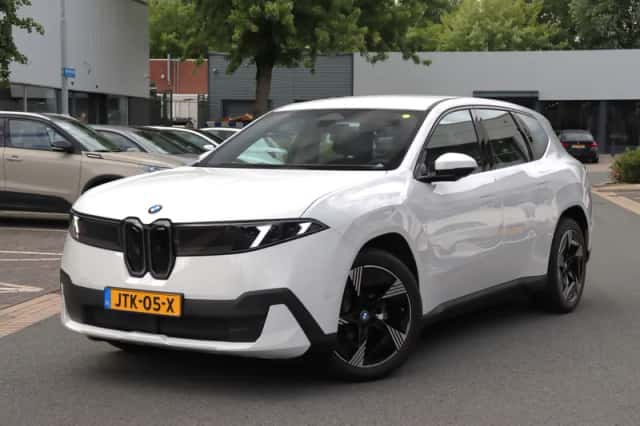 BMW iX3 (2026) thumbnail 2