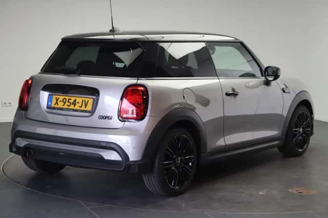 MINI Hatchback (2023) thumbnail 3