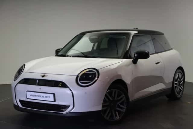 MINI Hatchback (2024) thumbnail 1