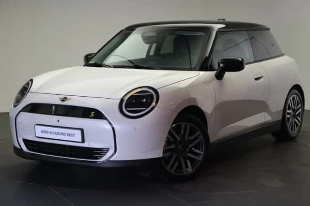 MINI Hatchback (2024) thumbnail 2