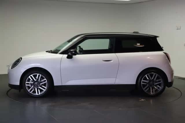 MINI Hatchback (2024) thumbnail 3