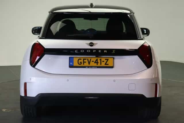 MINI Hatchback (2024) thumbnail 6