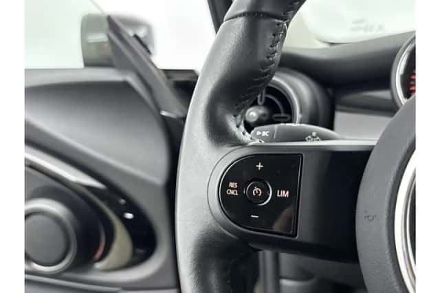 MINI Cooper (2023) thumbnail 6
