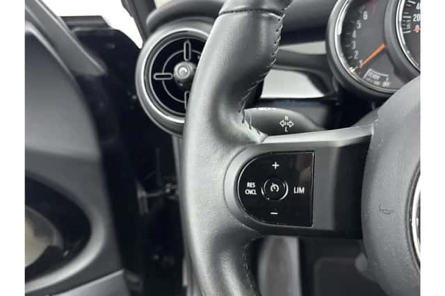 MINI Cooper (2024) thumbnail 6