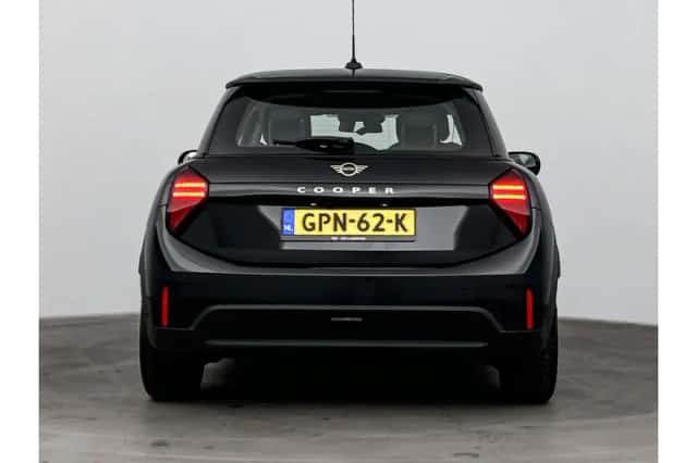 MINI Cooper (2024) thumbnail 3