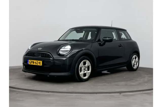 MINI Hatchback (2024) thumbnail 1