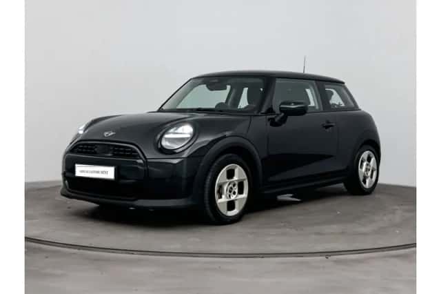 MINI Hatchback (2024) thumbnail 1