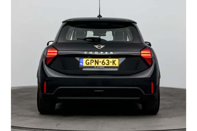 MINI Hatchback (2024) thumbnail 3