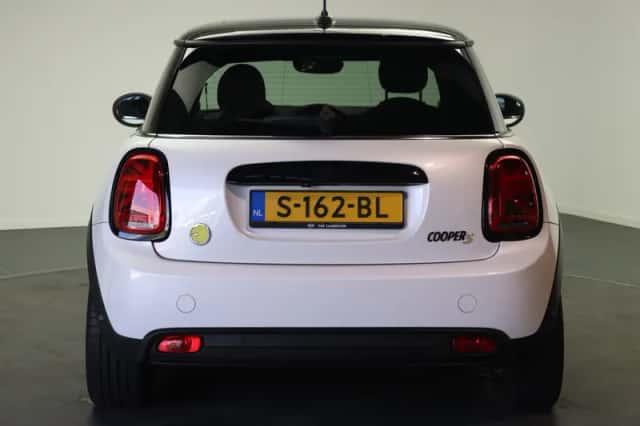 MINI Electric (2022) thumbnail 3