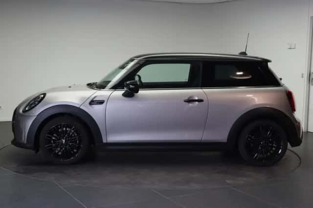 MINI Hatchback (2023) thumbnail 2