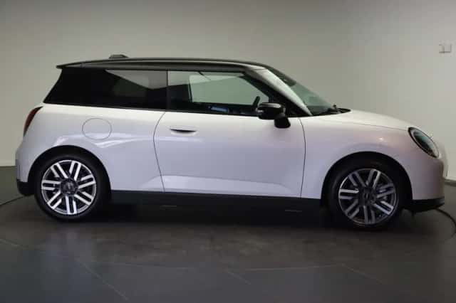 MINI Hatchback (2024) thumbnail 5