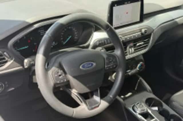 Ford Focus (2022) thumbnail 3