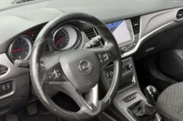 Opel Astra (2017) thumbnail 3