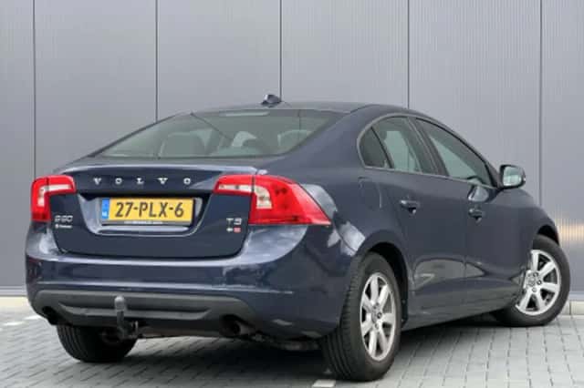 Volvo S60 (2011) thumbnail 2