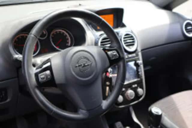 Opel Corsa (2014) thumbnail 3