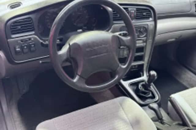 Subaru Legacy (2002) thumbnail 3