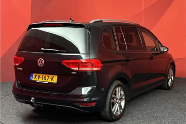Volkswagen Touran (2016) thumbnail 2