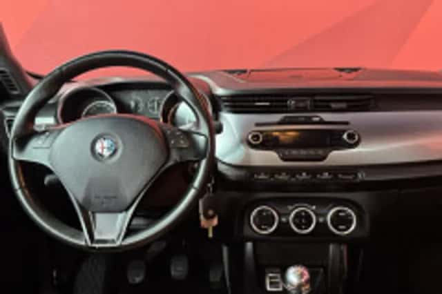 Alfa Romeo Giulietta (2015) thumbnail 4