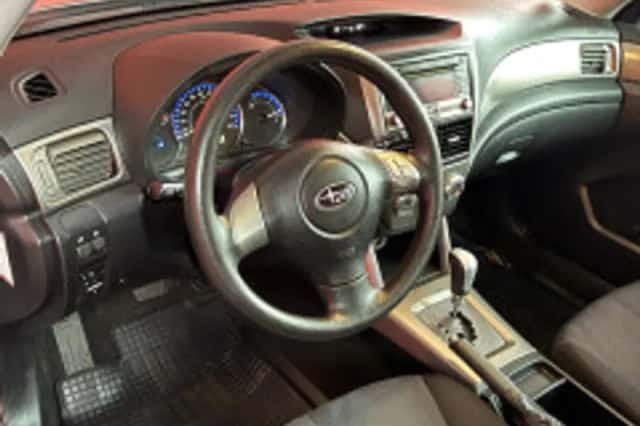 Subaru Forester (2011) thumbnail 3