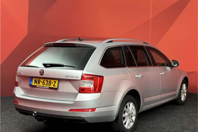 Škoda Octavia (2017) thumbnail 2