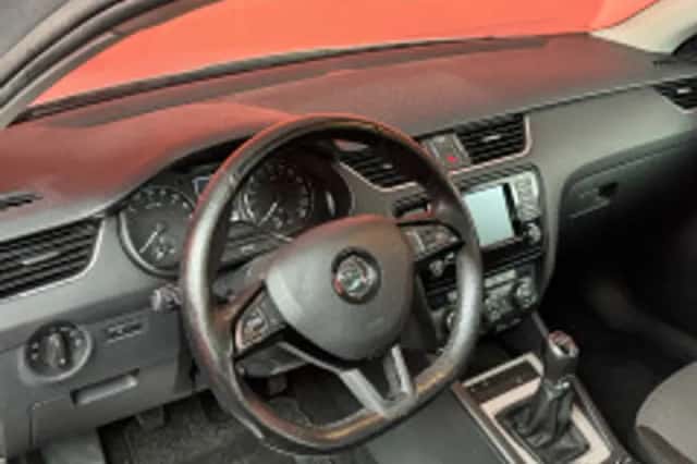 Škoda Octavia (2017) thumbnail 3