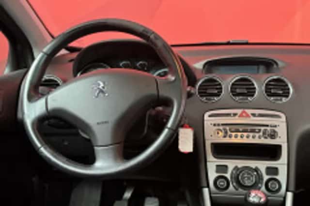 Peugeot 308 (2011) thumbnail 4