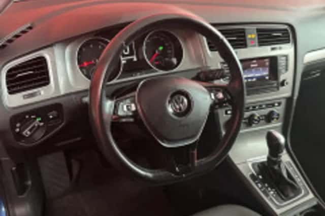 Volkswagen Golf (2016) thumbnail 3